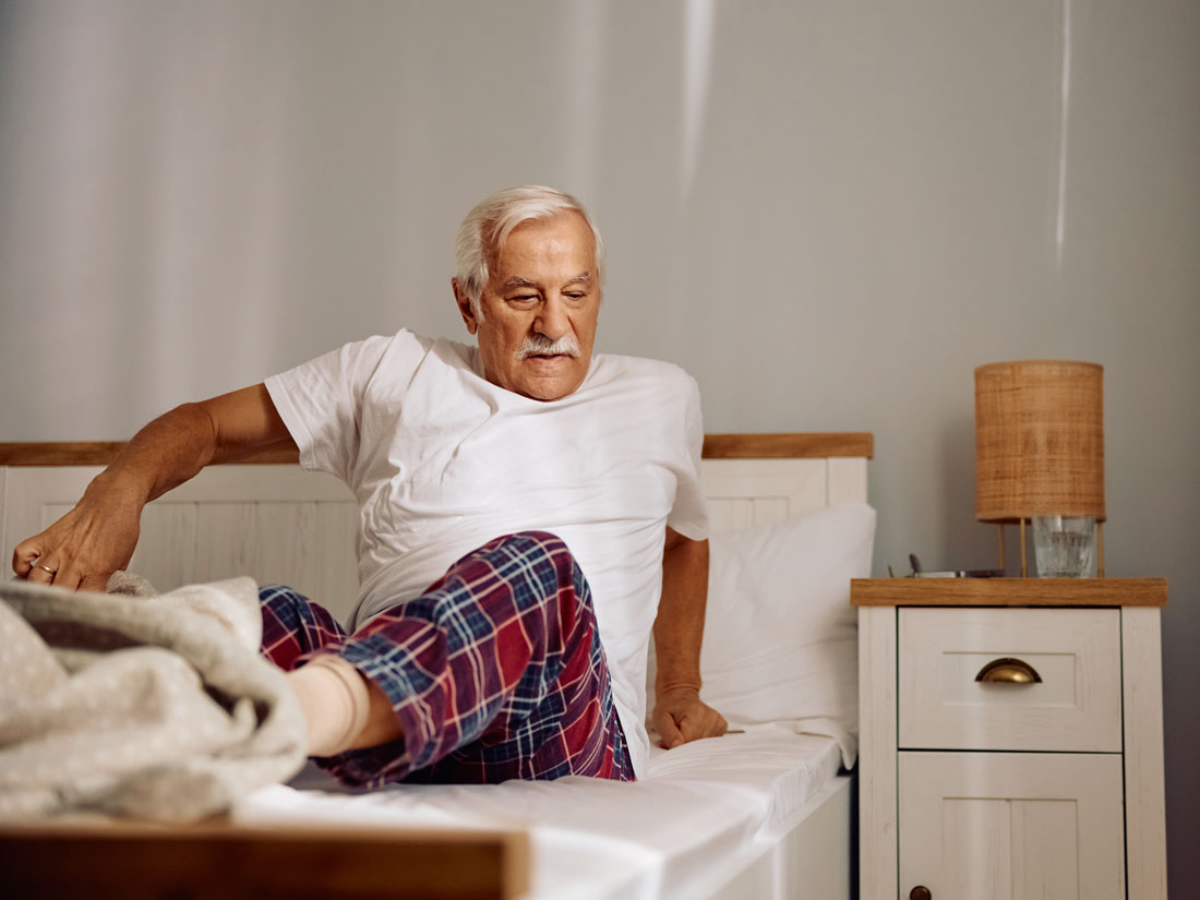 BEC_BestCare_24_Zuhause_alt_werden_Mann_Schlafzimmer